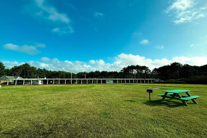 Tillicum Beach Motel (Deanes Oceanfront Lodge)