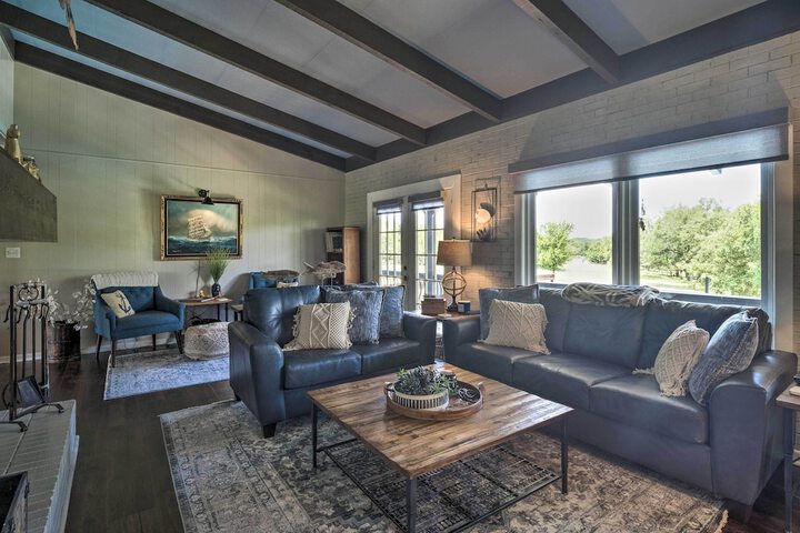 Chic Family-friendly Home With Outdoor Oasis!