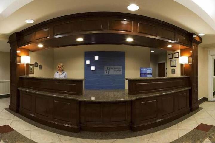 Holiday Inn Express & Suites Waxahachie by IHG