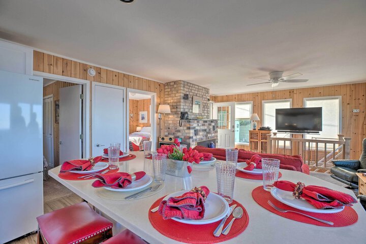 Exquisite Oceanside House w / Pacific Views & Deck!