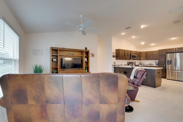 Sun-soaked Retreat in The Villages w / Grill!