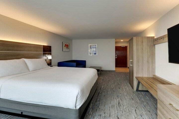 Room 33 of 64