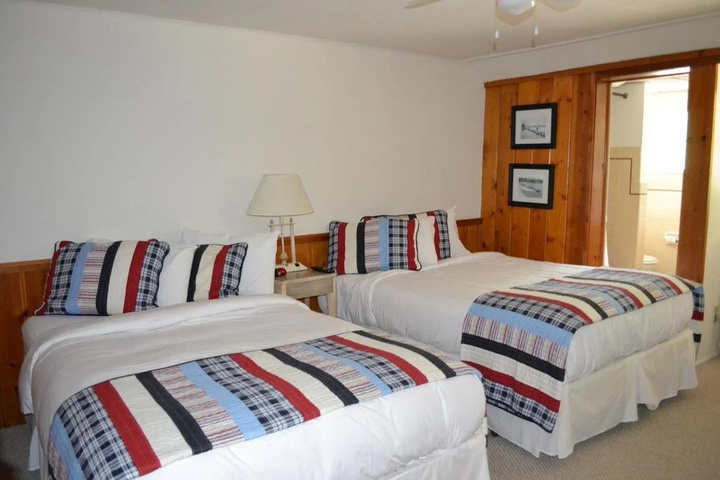 Buzzs Lakeside Inn