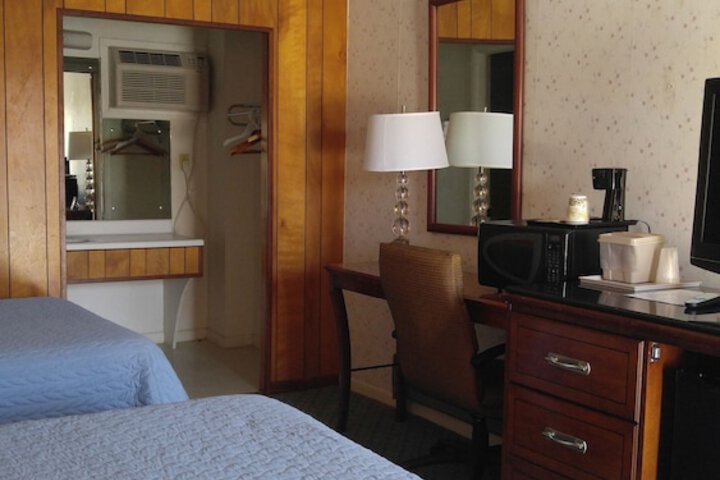 RoseWood Inn