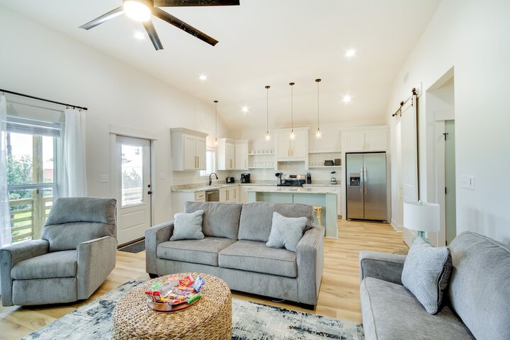 Lovely Bay St. Louis Retreat w / Dock & Canal Access