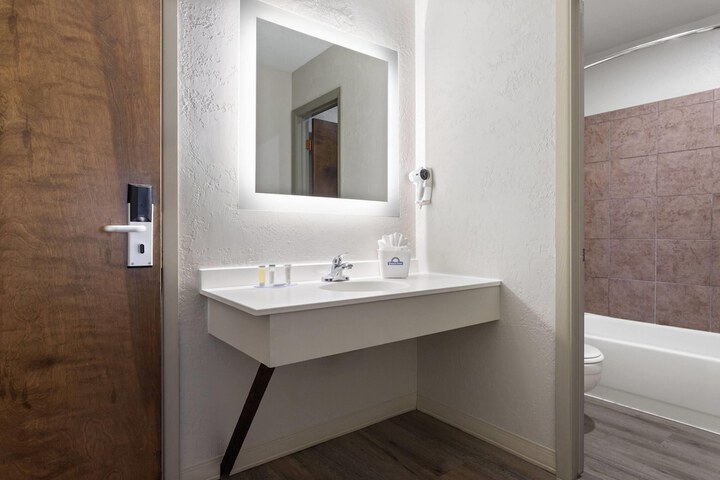 Days Inn and Suites by Wyndham Downtown Missoula-University