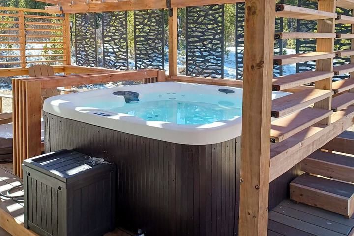 Romantic Mountain Retreat w / Scenic Views!
