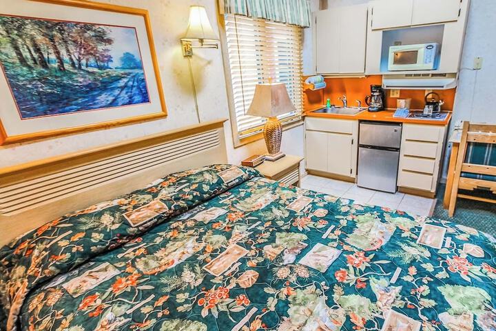 Smoketree Lodge