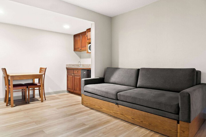Room 15 of 38