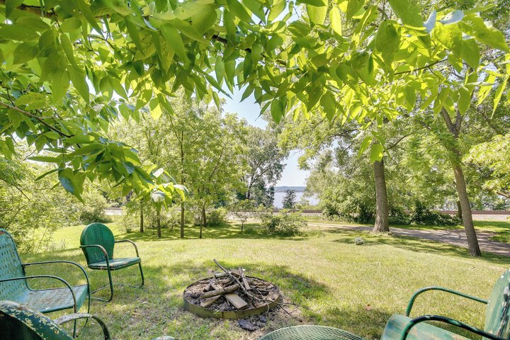 Lake Pepin Getaway w / Pond Walk to Restaurants!