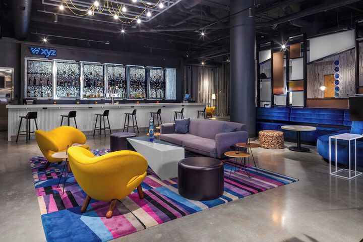 Lounge 11 of 16