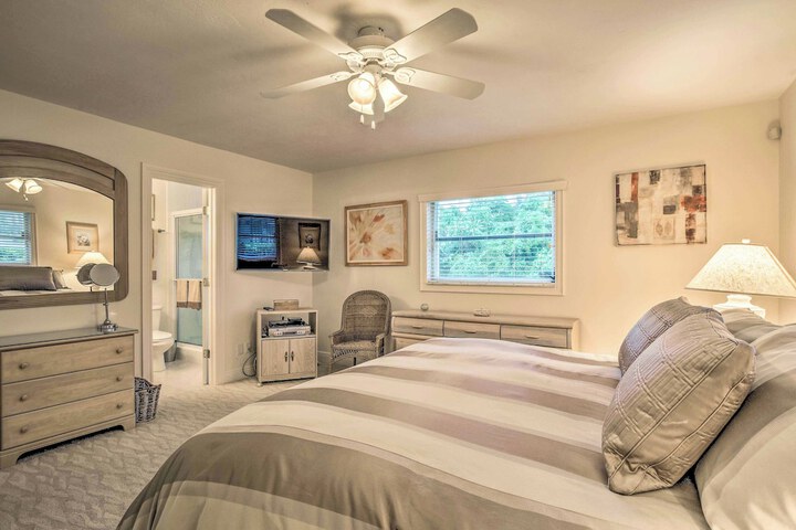 Spacious Naples Home 1 Mi to Vanderbilt Beach!