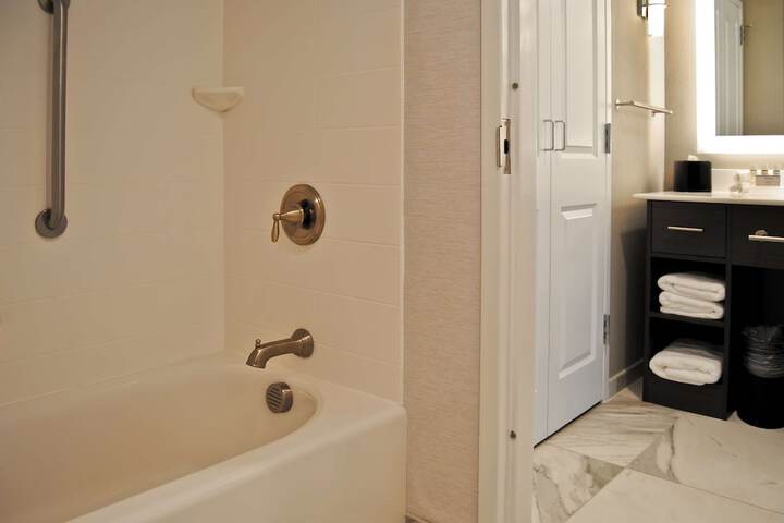 Room 33 of 47