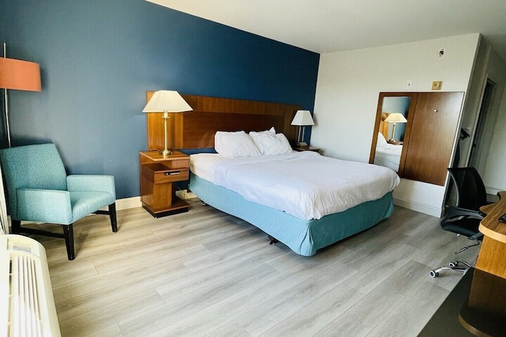 Room 33 of 43
