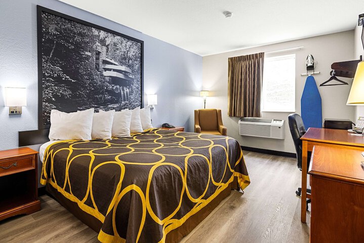 Super 8 by Wyndham Pittsburgh / Monroeville