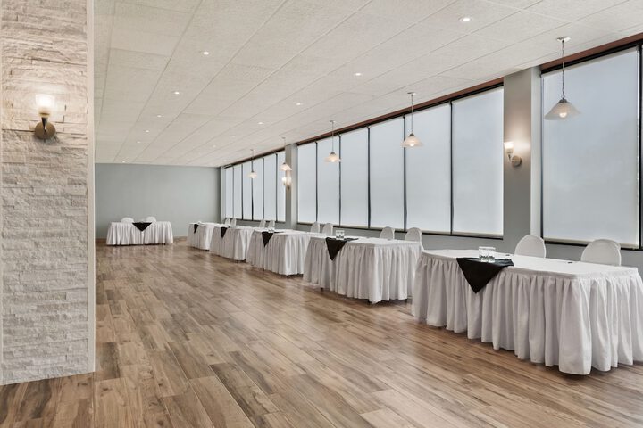 Ramada by Wyndham Belleville Harbourview Conference Centre