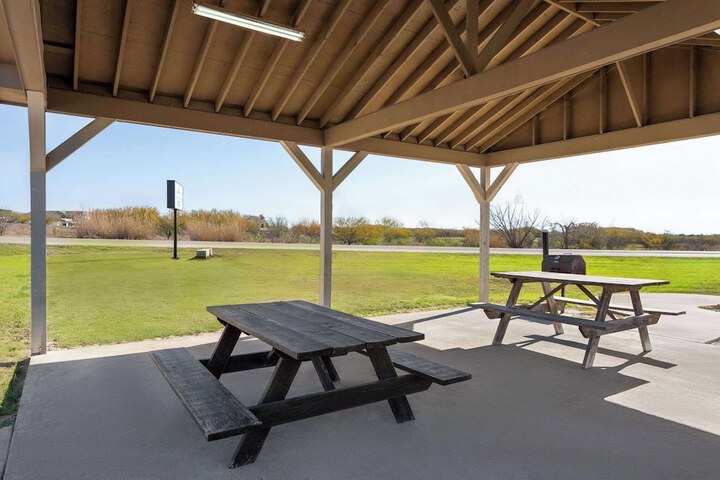 Eagles Den Suites Kenedy a Travelodge by Wyndham
