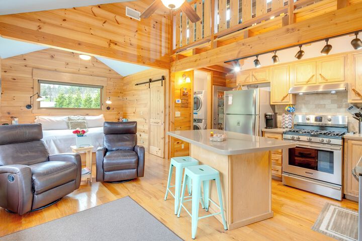 Sawyers Cabin w / Hot Tub in Blue Ridge Mtns!