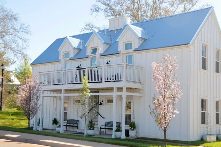 Hotel 5 of 230