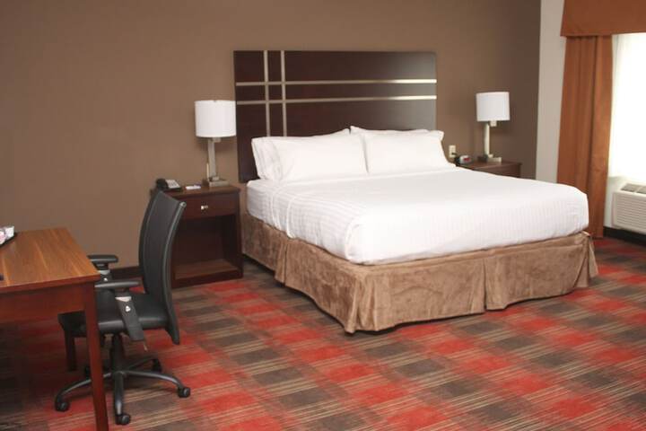 Holiday Inn Express & Suites Cumberland - La Vale by IHG