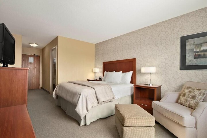 Days Inn & Suites by Wyndham Brandon