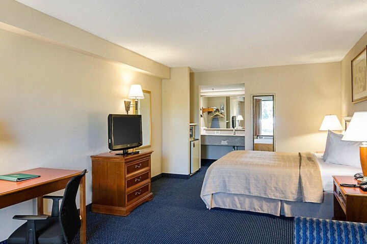 Room 11 of 30