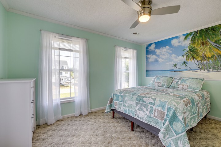 Group-friendly Myrtle Beach House w / Deck