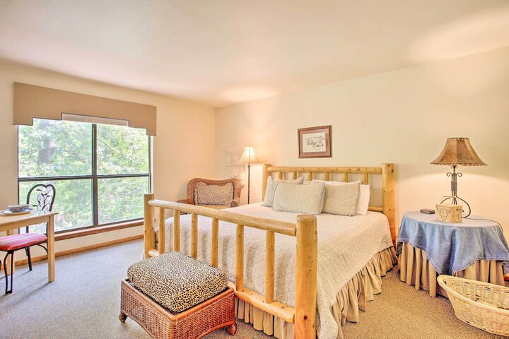 Bright Davis Escape w / Screened-in Porch!