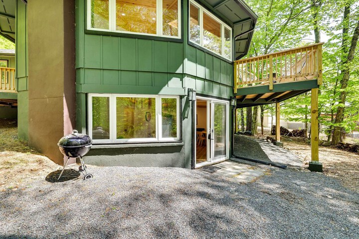 Private Deck & Grill: Pocono Pines Retreat!