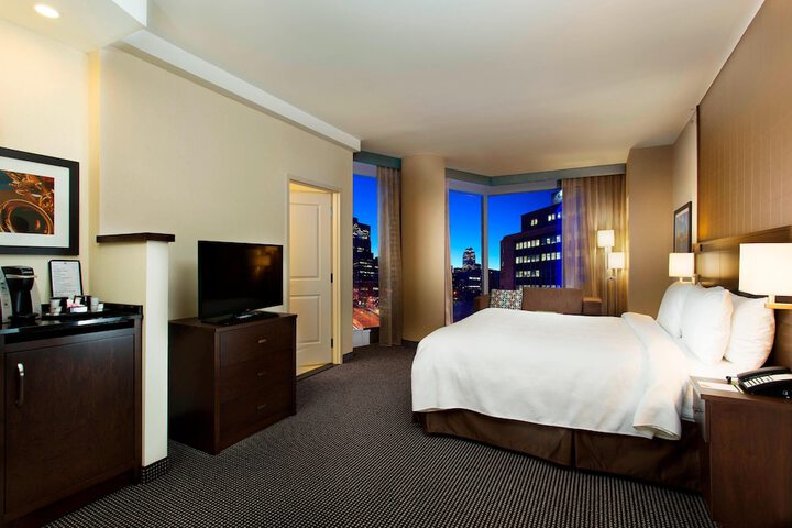 Room 10 of 32