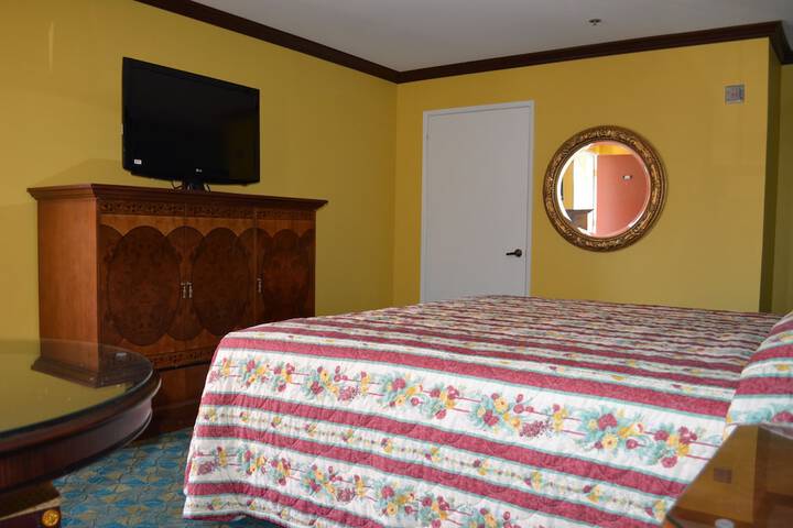 Room 27 of 33
