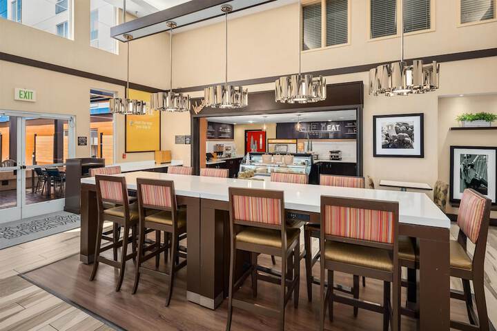 Hampton Inn & Suites Seattle-North / Lynnwood