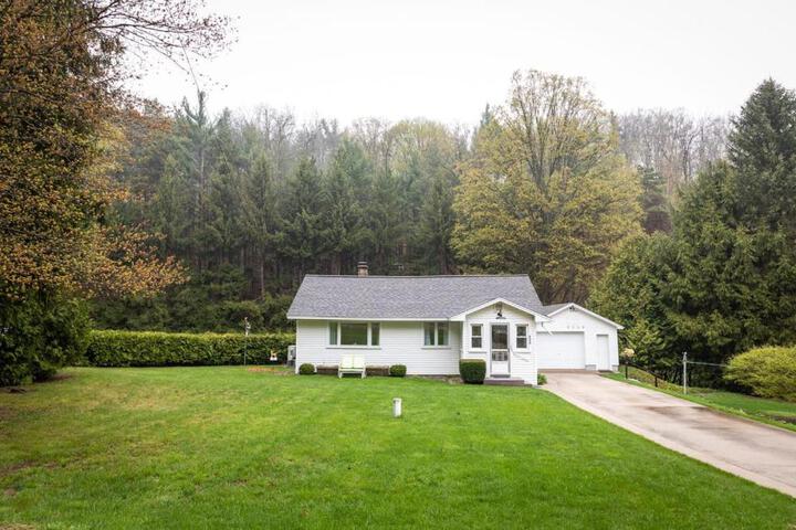 Cedar Creek Cottage Close to Downtown Traverse City Beaches and the TART Trail