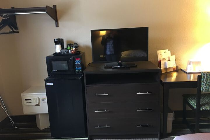 Super 8 by Wyndham Weston WV