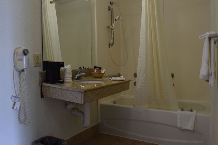 Room 27 of 34