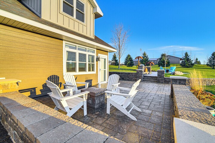 Lakefront Gem: Grills & Fire Pit in Dent