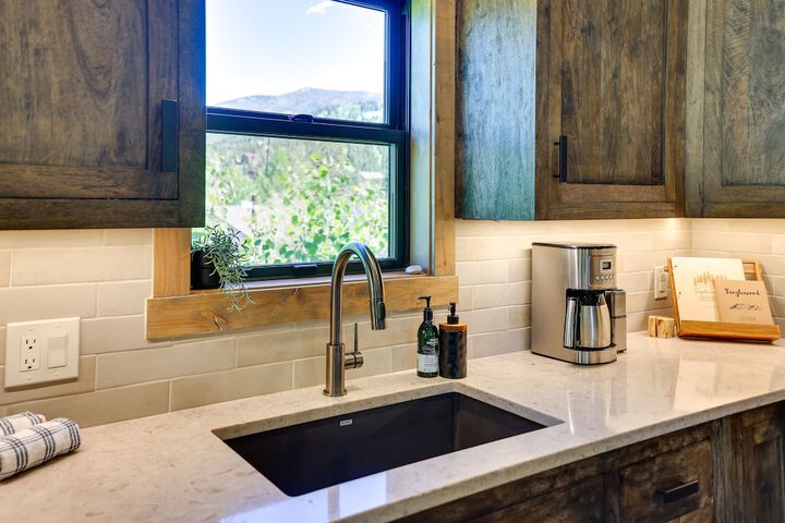 Updated Silverthorne Home w / Hot Tub & Mtn Views!