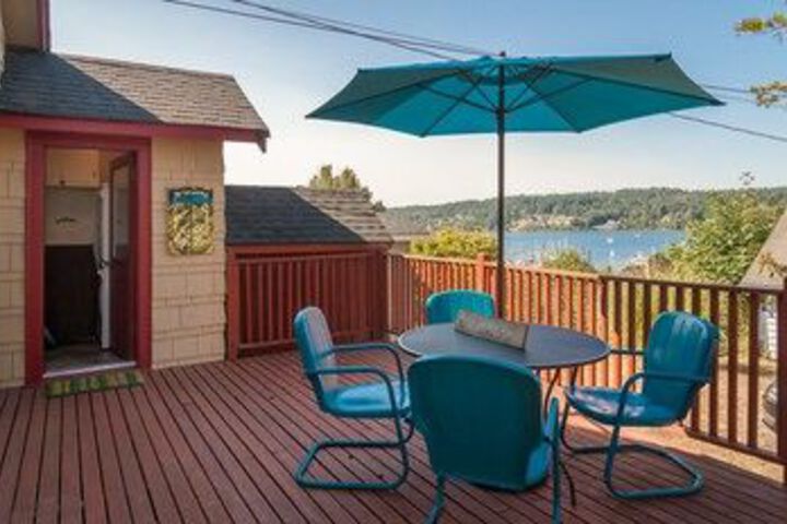 2BR Bay View Bungalow in Poulsbo by RedAwning