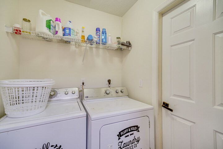 Sunny Palm Bay Home w / Screened Porch Near Beaches