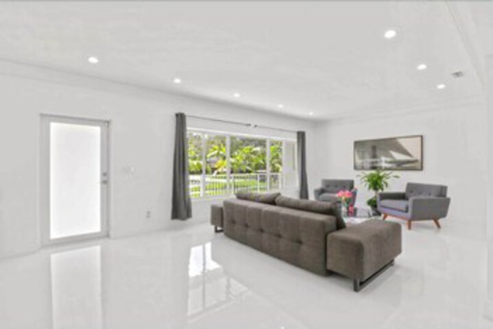 Sleek Miami Shores Residence With Jacuzzi
