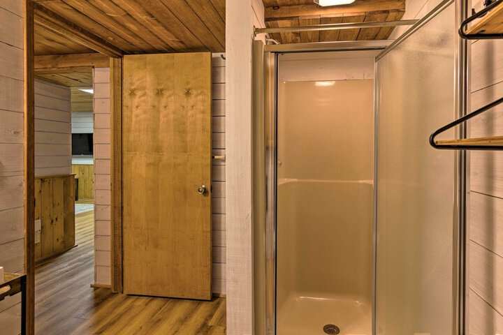 Secluded Cabin w / Spacious Kitchen & Dining Area!