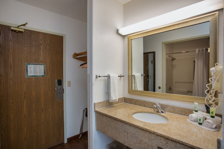 Room 11 of 32