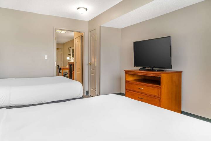 Country Inn & Suites by Radisson Rossford - Toledo South