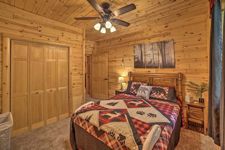 Updated Manistique Log Cabin Yard & Fire Pit