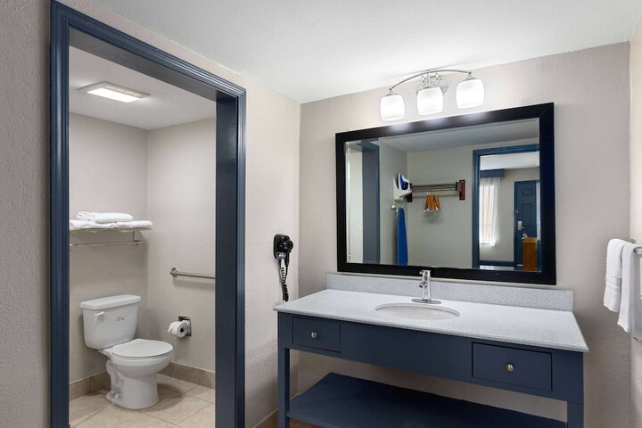 Room 14 of 16