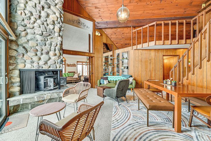 Near Canandaigua Lake: Retro Cabin w / Deck & Views