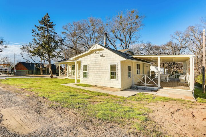 Walk to Lake Texoma: Kingston Retreat w / Deck!