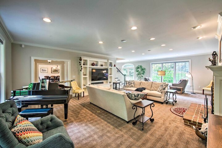 Extravagant Atglen Manor w / Private 60-acre Land!