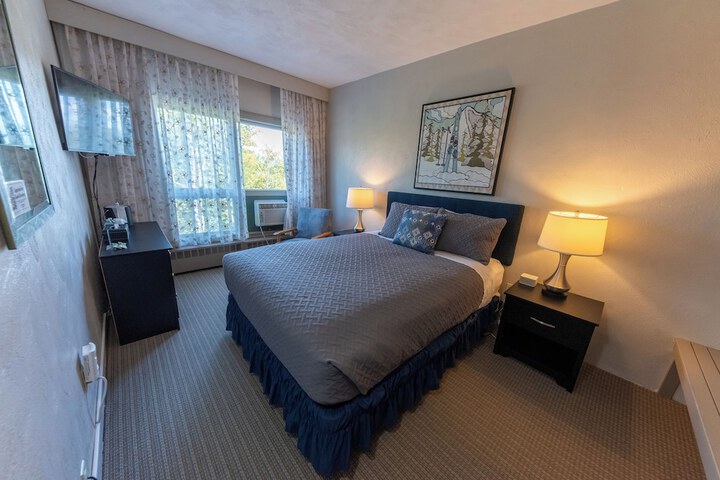 Room 35 of 142
