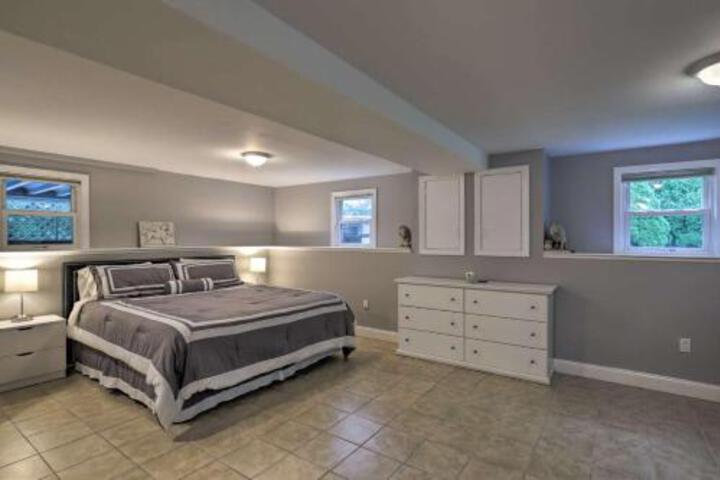 Cozy Quiet Getaway Surrounded by Nature 19 Miles To Downtown Boston